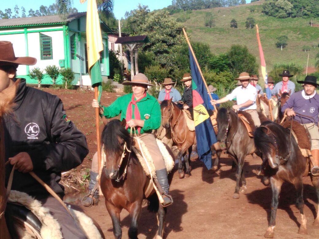 Ir para  <p><big>&nbsp; &nbsp; &nbsp; &nbsp; &nbsp; &nbsp; &nbsp;A sa&iacute;da da cavalgada foi sexta feira (03) de Erechim e percorreu em torno de 90 km at&eacute; Marcelino Ramos. O caminho &eacute;...